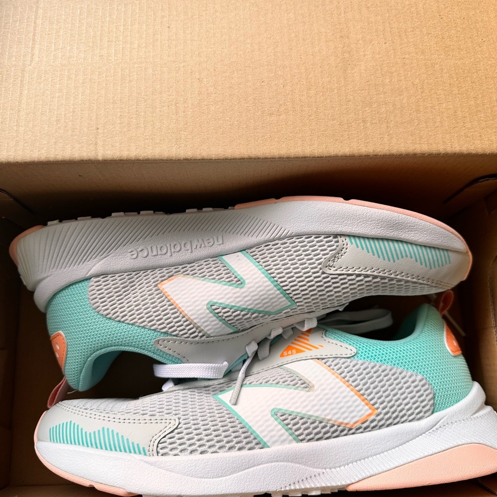 New Balance Women's Mint and Peach Sneakers NIB RETAIL $69